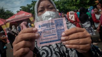 Warga menunjukkan kupon saat pasar murah di Plaza Lebak, Lebak, Banten, Sabtu (10/12/2022). [ANTARA FOTO/Muhammad Bagus Khoirunas/YU]