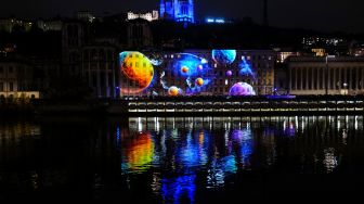 Penampakan Notre-Dame de Fourviere basilica yang diterangi cahaya dalam acara tahunan Festival Cahaya (Fete des Lumieres) di Lyon, Prancis, Rabu (7/12/2022). [OLIVIER CHASSIGNOLE / AFP]