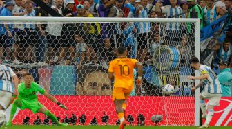 Pemain depan Argentina Lionel Messi ketika mencetak gol dari titik penalti saat pertandingan sepak bola perempat final Piala Dunia 2022 antara Belanda dan Argentina di Stadion Lusail, utara Doha, Qatar, Jumat (9/12/2022). [Odd ANDERSEN / AFP]