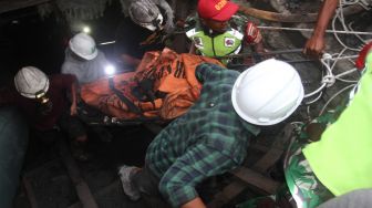 Tim gabungan mengevakuasi jenazah korban ledakan di lokasi tambang batu bara di Kecamatan Talawi, Kabupaten Sawahlunto, Sumatera Barat, Jumat (9/12/2022). [ANTARA FOTO/Muhammad Arif Pribadi/nz]