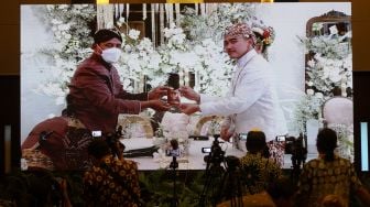 Sejumlah jurnalis menyaksikan prosesi akad nikah putra bungsu Presiden Joko Widodo, Kaesang Pangarep dengan Erina Gudono, melalui layar di Royal Ambarrukmo, Sleman, D.I Yogyakarta, Sabtu (9/12/2022). [ANTARA FOTO/Hendra Nurdiyansyah/Pool/YU]