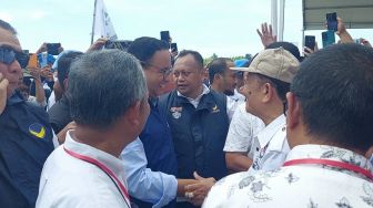 Diserbu Emak-emak untuk berfoto Bersama, Anies Baswedan Hampir Terjatuh