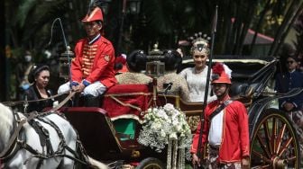 Calon mempelai putri Erina Gudono (kedua kanan) menaiki kereta kencana menuju pendopo Royal Ambarukmo menjelang akad nikah Kaesang Pangarep dan Erina Gudono di Sleman, DI Yogyakarta, Sabtu (10/12/2022). [ANTARA FOTO/Hendra Nurdiyansyah/Pool/YU]