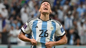 Bek Argentina  merayakan golnya saat pertandingan sepak bola perempat final Piala Dunia 2022 antara Belanda dan Argentina di Stadion Lusail, utara Doha, Qatar, Jumat (9/12/2022). [Alberto PIZZOLI / AFP]