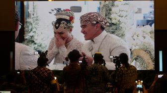 Sejumlah jurnalis menyaksikan prosesi akad nikah putra bungsu Presiden Joko Widodo, Kaesang Pangarep dengan Erina Gudono, melalui layar di Royal Ambarrukmo, Sleman, D.I Yogyakarta, Sabtu (9/12/2022). [ANTARA FOTO/Hendra Nurdiyansyah/Pool/YU]