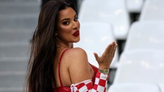 Umbar Belahan Dada saat Nonton Piala Dunia 2022, Ivana Knoll Diminta Pakai Gamis