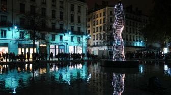 Salah satu instalasi cahaya dalam acara tahunan Festival Cahaya (Fete des Lumieres) di Lyon, Prancis, Rabu (7/12/2022). [OLIVIER CHASSIGNOLE / AFP]
