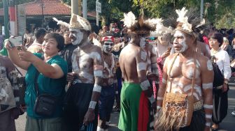 Warga Suku Asmat Papua Datang di Acara Ngunduh Mantu Kaesang dan Erina, Ingin Ganjar Jadi Pengganti Jokowi