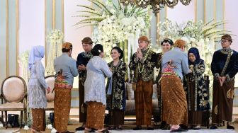 Presiden Joko Widodo bersama Ibu Negara Iriana dan kedua mempelai pengantin Kaesang Pangarep bersama Erina Gudono menyalami tamu undangan saat resepsi Tasyakuran di Pura Mangkunegaran, Solo, Jawa Tengah, Minggu (11/12/2022). [ANTARA FOTO/Dhemas Reviyanto]. [Tim Media Pernikahan Kaesang-Erina]