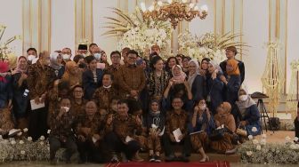 Kaesang Ngambek, Erina Gudono Malah Sumringah Iriana Jokowi Foto Bareng Besti di Pernikahannya