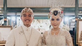 Cantik dengan Alis Tanduk Rusa, Ini 8 Detail Penampilan Akad Nikah Erina Gudono yang Penuh Makna