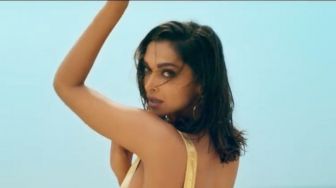 Deepika Padukone tampil seksi di video klip lagu "Besharam Rang", yang merupakan bagian dari film Pathan. [YouTube]