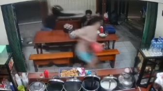 Berkeliaran di Kemang Jaksel, Pelaku Begal Bersenjata Celurit Rampas HP hingga Tas Pengunjung Warkop