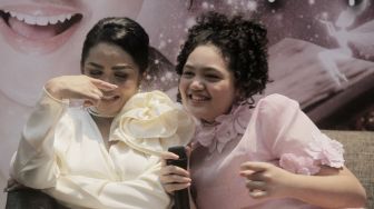 Krisdayanti berbincang bersama putrinya Amora lemos di Jakarta, Senin (12/12). [Suara.com/Oke Atmaja]