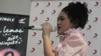 Amora Lemos menyanyikan single bertajuk 'Buku Mimpiku'. di Jakarta, Senin (12/12). [Suara.com/Oke Atmaja]
