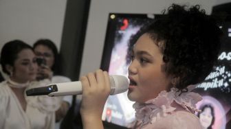 Amora Lemos menyanyikan single bertajuk 'Buku Mimpiku'. di Jakarta, Senin (12/12). [Suara.com/Oke Atmaja]
