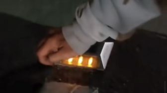 Direkam Temannya, Pemuda Ini Mencoba Curi Lampu Jalur Sepeda di Setiabudi Tapi Tak Bisa