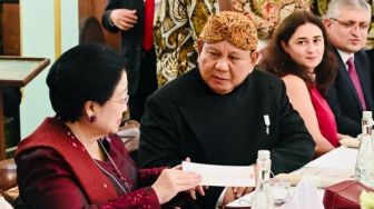 Momen Menarik Megawati Duduk Bersama Prabowo Subianto di Acara Tasyakuran Kaesang-Erina di Pura Mangkunegaran