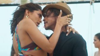 Shah Rukh Khan dan Deepika Padukone tampil panas di video klip lagu "Besharam Rang", yang merupakan bagian dari film Pathan. [YouTube]