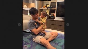 Rizky Billar Suapi Baby Leslar Makanan Pedas, Bahaya Enggak Sih Buat Bayi?