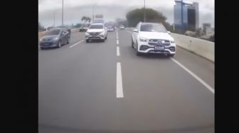 Aksi Arogan Pengendara Mobil Mercy Di Tol Pakai Sirine-Rotator Bikin Geram Warganet: Definisi Kaya Harta, Miskin Otak