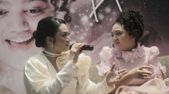 Amora Lemos menyanyikan single bertajuk 'Buku Mimpiku'. di Jakarta, Senin (12/12). [Suara.com/Oke Atmaja]
