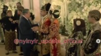 Momen Iriana Jokowi Colek Kaesang Pangarep Saat SBY Hendak Bersalaman Terekam Video, Ekspresi Keasang Jadi Omongan