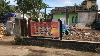 Proyek Rumah Tahan Gempa Ditinggal Tukang Bangunan, Warga Cianjur Terpaksa Tinggal di Pangkalan Ojeg