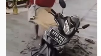 Bikin Emosi, Bapak-bapak Ini Nekat Terobos Jalan Cor yang Masih Basah hingga Terjebak