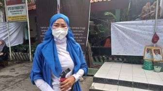 Bertahan Agar Tidak Digusur Satpol PP, Orang Tua Siswa Rela Menginap di SDN Pondok Cina 1 Depok