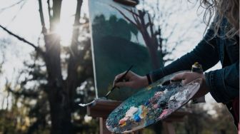 5 Cara Menghasilkan Uang dari Hobi Menggambar