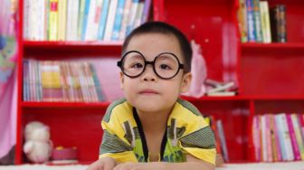 4 Tips Ajari Anak Bahasa Inggris, Jadi Bilingual Kuatkan Daya Ingat Mereka!