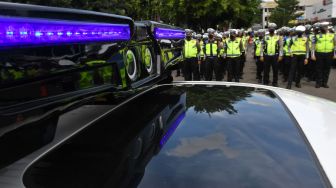 Sejumlah polisi lalu lintas mengikuti acara peluncuran kendaraan dengan perangkat sistem tilang elektronik (ETLE) Mobile di Mapolda Metro Jaya, Jakarta, Selasa (13/12/2022). [ANTARA FOTO/Aditya Pradana Putra].