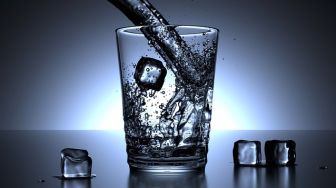4 Manfaat Minum Air Es bagi Kesehatan, Bisa Mengatasi Nyeri Otot