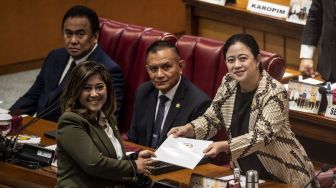 Ketua DPR Puan Maharani menerima Laporan Komisi I DPR atas Hasil Uji Kelayakan dan Kepatutan Calon Panglima TNI dari Ketua Komisi I DPR Meutya Hafid dalam Rapat Paripurna Ke-12 Masa Persidangan II Tahun Sidang 2022-2023 di Kompleks Parlemen, Senayan, Jakarta, Selasa (13/12/2022). [ANTARA FOTO/Aprillio Akbar].