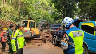 Belum Bisa Dilalui Kendaraan Bermotor, BPBD Upayakan Buka Akses Sukabumi-Palabuhanratu yang Longsor