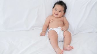 Tips Menjaga Kulit Bayi dari Paparan Sinar Matahari, Wajib Pakai Sunscreen Juga Gak Sih?
