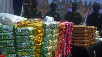 Anggota Badan Narkotika Nasional (BNN) menjaga barang bukti ratusan bungkus narkotika jenis sabu saat acara pemusnahan di Serang, Banten, Selasa (13/12/2022). ANTARA FOTO/Asep Fathulrahman