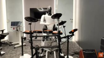 Robot Humanoid Xiaomi CyberOne Belajar Main Drum