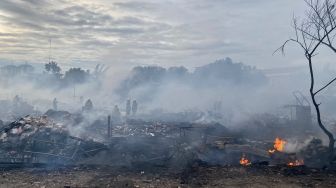 Enam Lapak Barang Bekas Ludes Terbakar di Kedoya