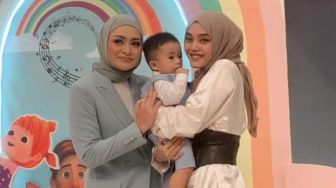 Pernah Bahagia saat Tinggal Bersama, Intip 10 Momen Kebersamaan Putri Delina dan Nathalie Holscher