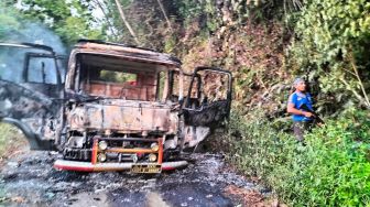 Satu petugas operator atas nama Yeferson Sayuri tewas tertembak TPNPB-OPM dan mobil polsii dibakar di KM 1 Jalan Trans Yapen Saubeba-Angkaisera, Papua, pada Selasa (13/12) sekitar pukul 12.20 WIT. (Foto: Dok. Humas Polda Papua)