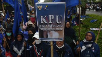 Massa dari Partai Rakyat Adil Makmur (Prima) berunjuk rasa di depan Kantor KPU, Jakarta, Rabu (14/12/2022). [ANTARA FOTO/Aditya Pradana Putra].