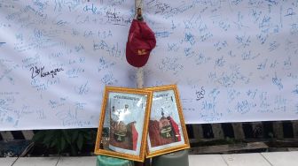 Tolak SDN Pondok Cina 1 Digusur dan Diganti Masjid, Foto Wali Kota Depok Dipasang Terbalik di Dekat Tiang Bendera