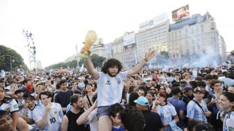 Ribuan warga Argentina merayakan kemenangan tim mereka yang melaju ke perempat final Piala Dunia 2022  di Obelisk di Buenos Aires pada 13 Desember 2022. [Luis ROBAYO / AFP]