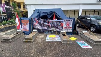 Bawa Bangunan Makam, Korban Tambang PT AMNT Aksi Mogok Makan di Komnas HAM