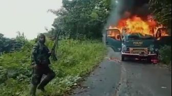 Tentara Pembebasan Nasional Papua Barat Organisasi Papua Merdeka (TPNPB-OPM) menembak petugas operator atas nama Yeferson Sayur hingga tewas dan membakar dua mobil polisi. [Foto Dok. Sebby Sambom/ Ist]