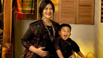 9 Potret Kahiyang Ayu Momong Al Nahyan, Keponakan Kaesang yang Bikin Publik Gemes dan Geregetan