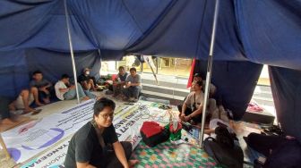 Warga Sumbawa Barat, NTB, menggelar aksi mogok makan dan mendirikan tenda di halaman kantor Komisi Nasional Hak Asasi Manusia (Komnas HAM). [Suara.com/Yaumal Asri]