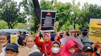 Tak Pernah Terima Bansos dari Pemerintah, Ibu-ibu Geruduk Kantor Heru Budi